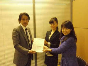 松野頼久議員に20,000名の署名を提出